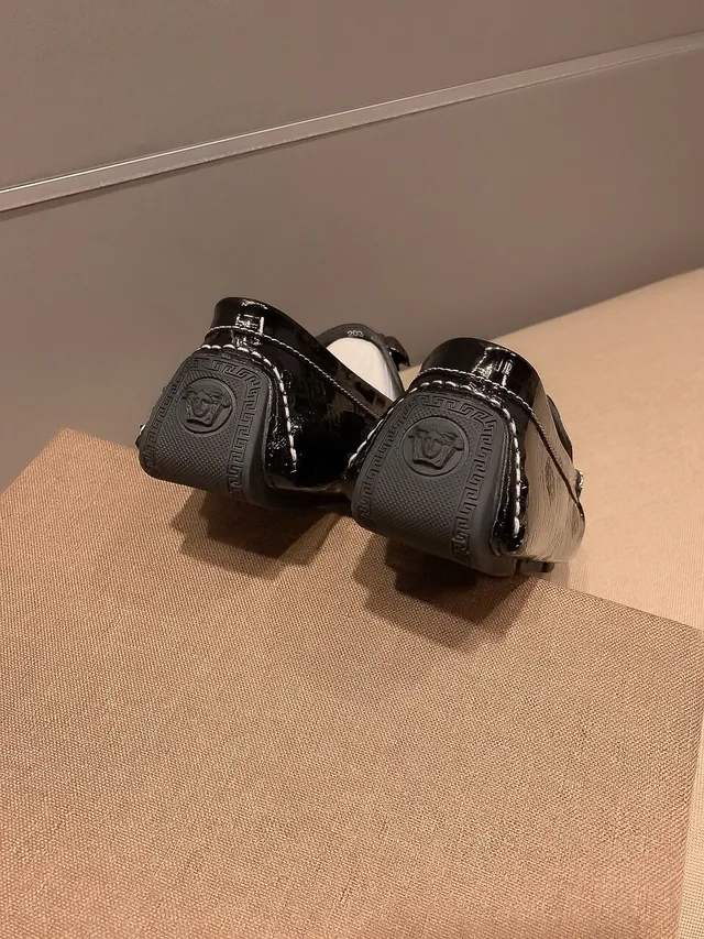 Versace Chaussure Noire Dorée Brillante en Cuir Verni Sculptée Tête de Méduse Loafer 3