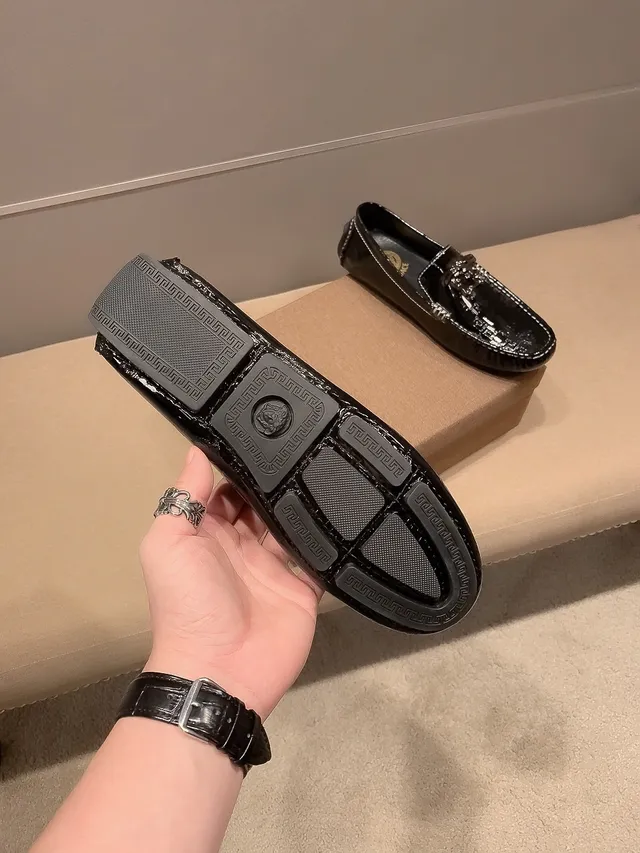 Versace Chaussure Noire Dorée Brillante en Cuir Verni Sculptée Tête de Méduse Loafer 4