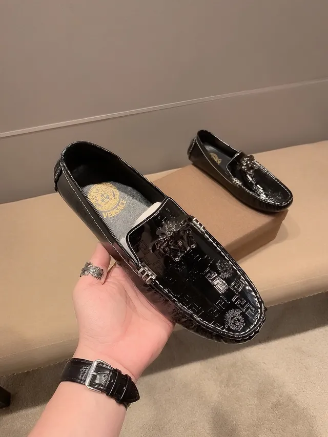 Versace Chaussure Noire Dorée Brillante en Cuir Verni Sculptée Tête de Méduse Loafer 5