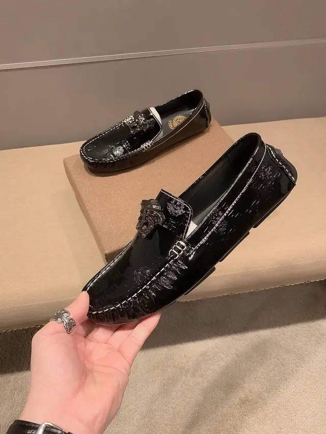 Versace Chaussure Noire Dorée Brillante en Cuir Verni Sculptée Tête de Méduse Loafer 6