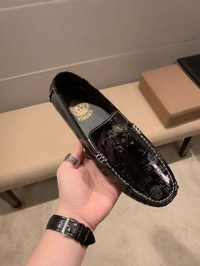 Versace Chaussure Noire Dorée Brillante en Cuir Verni Sculptée Tête de Méduse Loafer 9