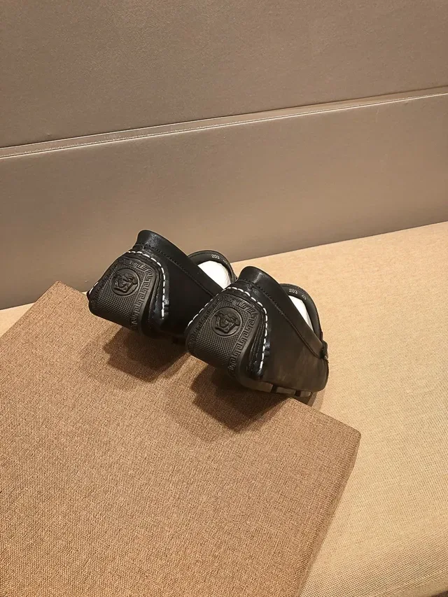 Versace Chain Reaction Mocassins en Cuir Noir avec Boucle Medusa 2
