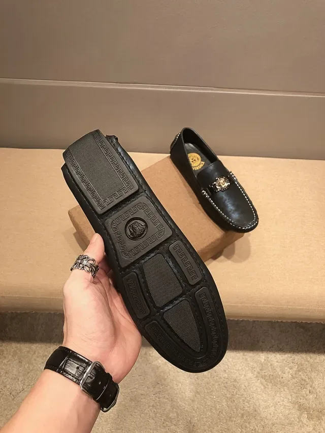 Versace Chain Reaction Mocassins en Cuir Noir avec Boucle Medusa 4