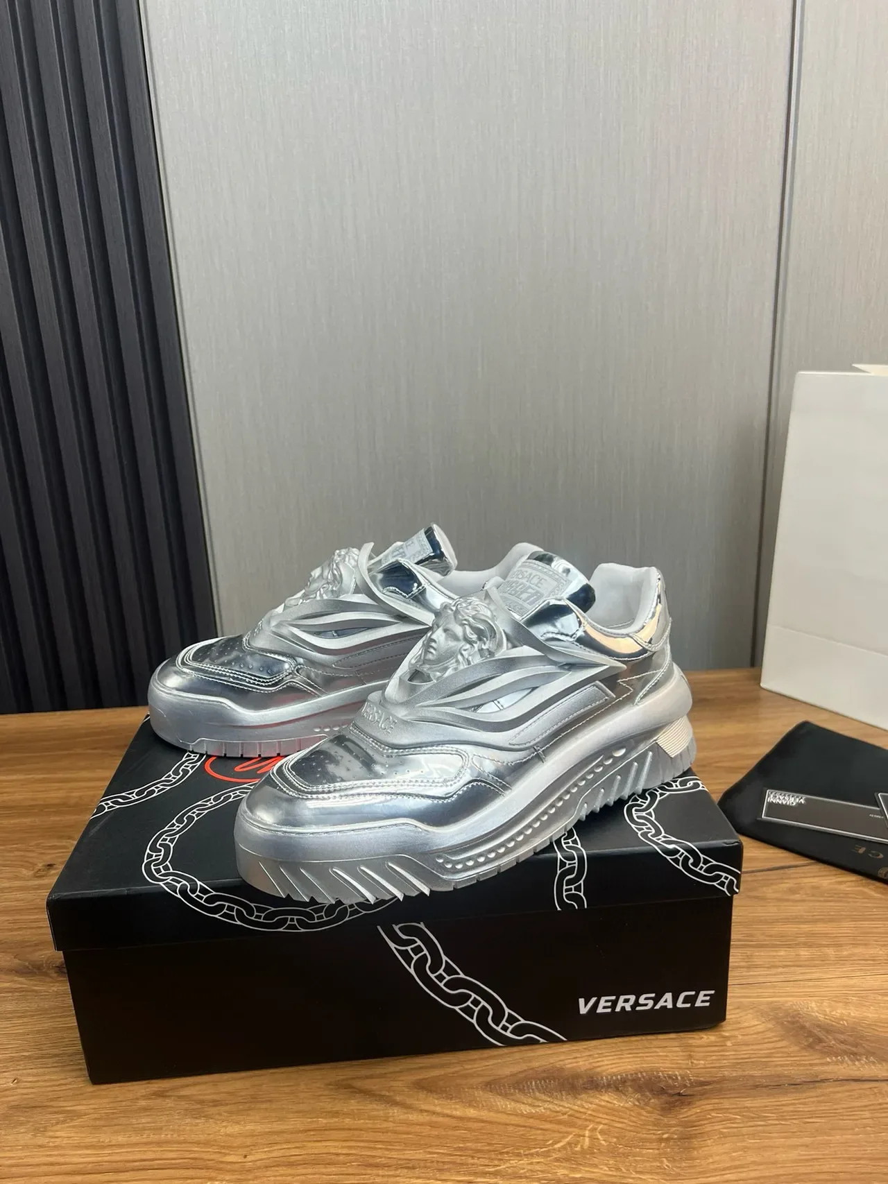 Versace Chain Reaction Prata Metálica Tênis Lifestyle 2