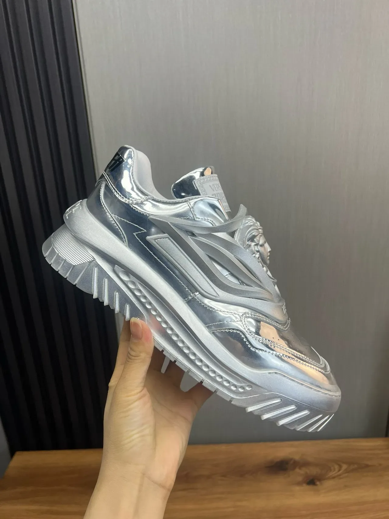 Versace Chain Reaction Prata Metálica Tênis Lifestyle 3