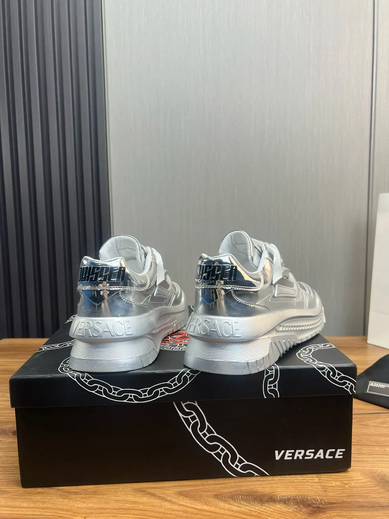 Versace Chain Reaction Prata Metálica Tênis Lifestyle 4