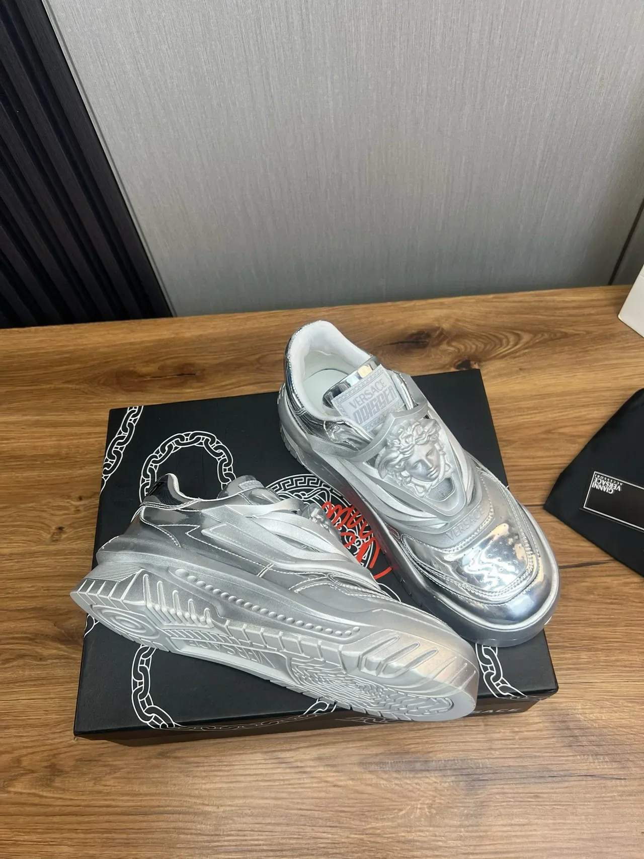 Versace Chain Reaction Prata Metálica Tênis Lifestyle 5