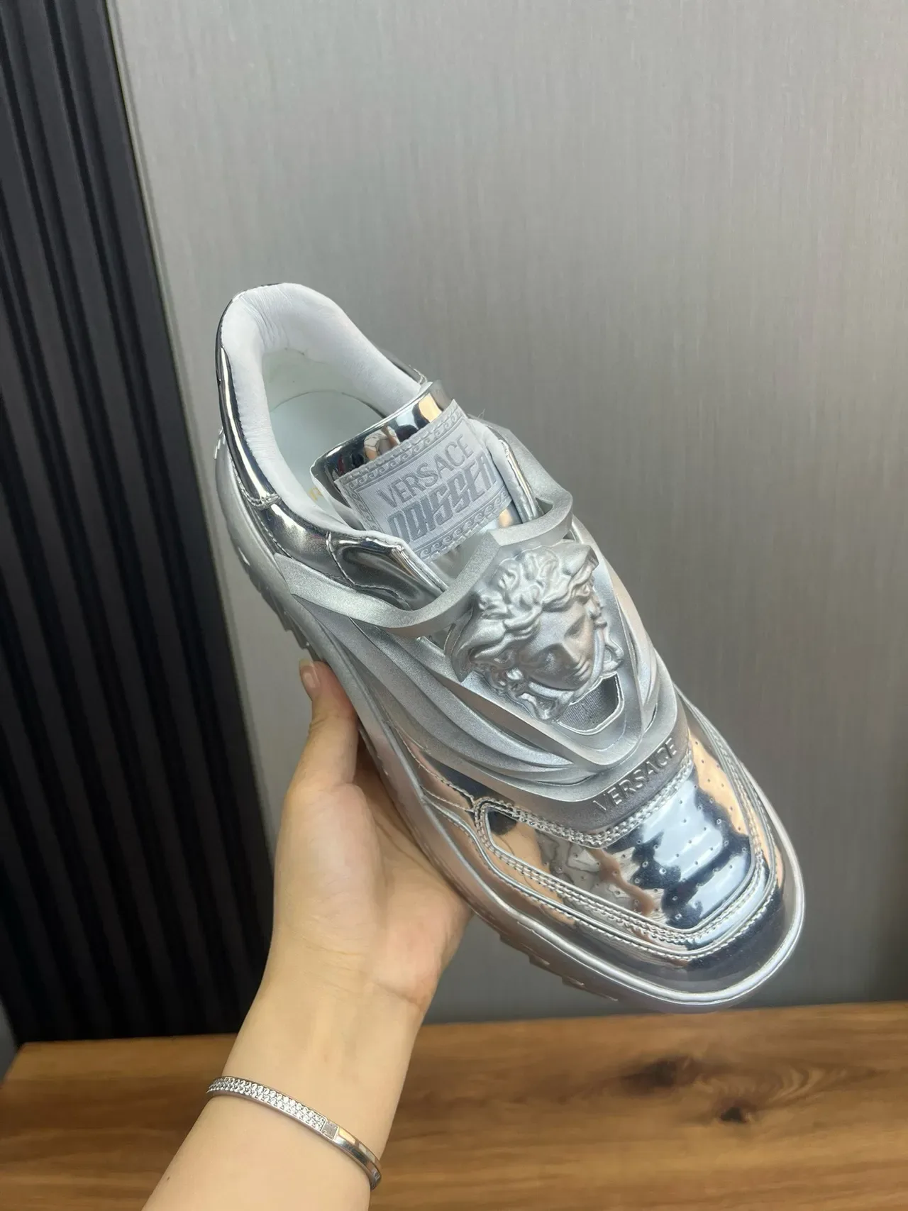 Versace Chain Reaction Prata Metálica Tênis Lifestyle 6