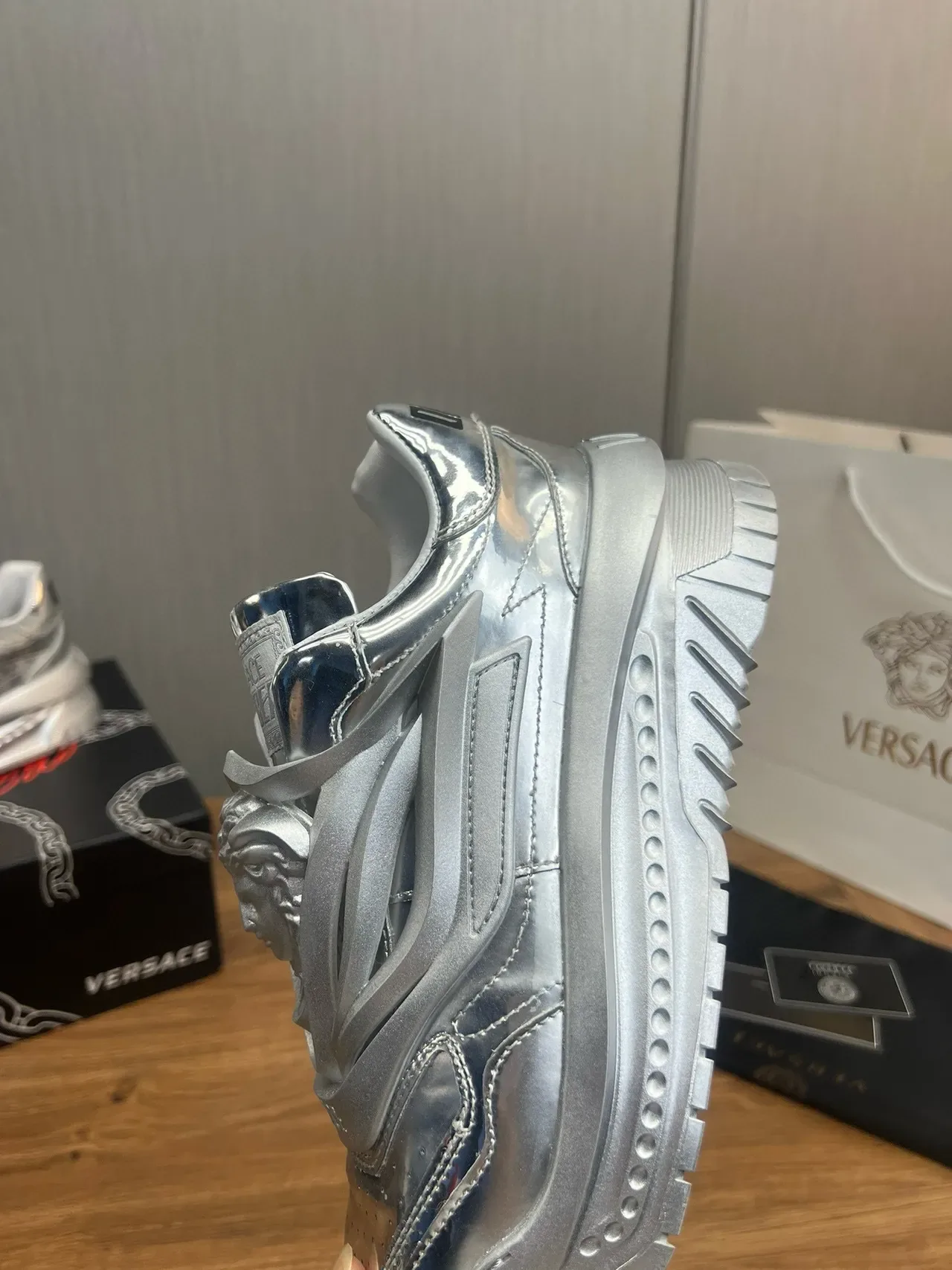 Versace Chain Reaction Prata Metálica Tênis Lifestyle 7