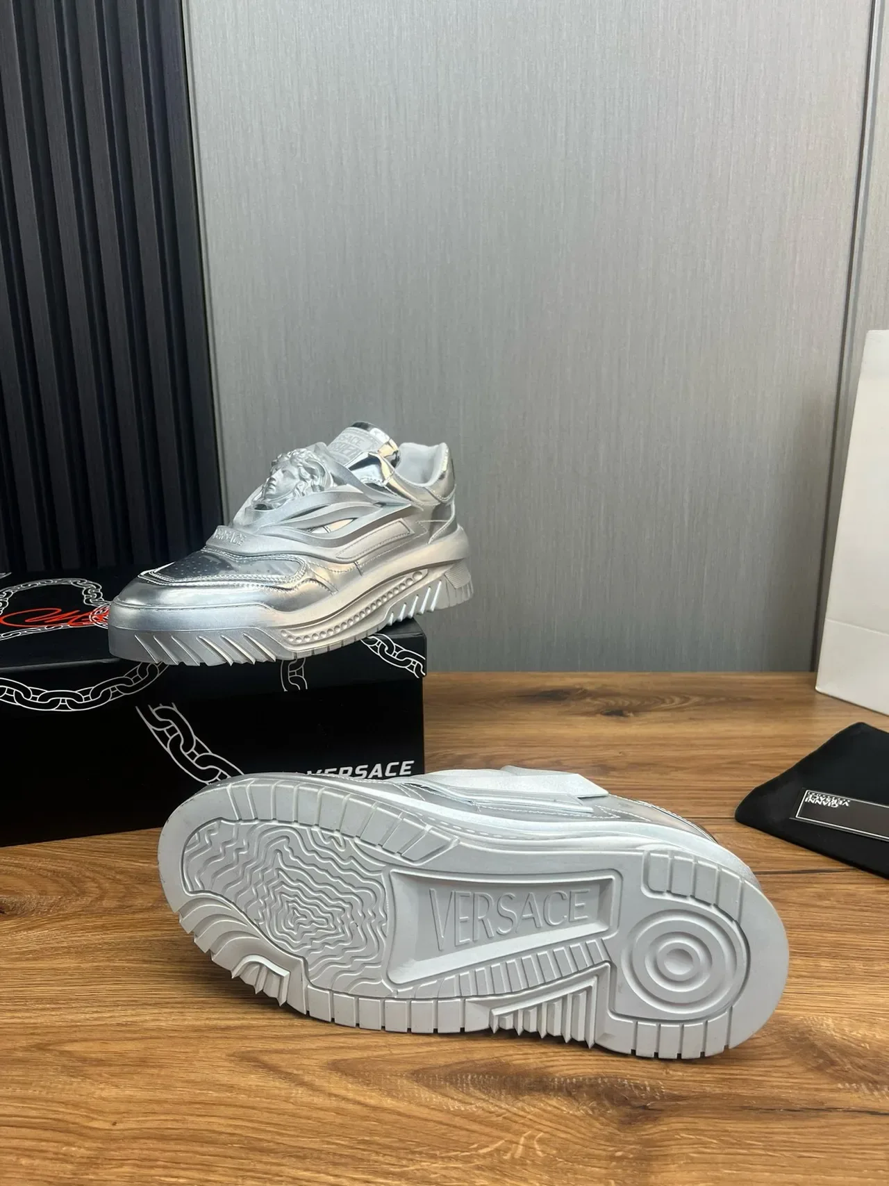 Versace Chain Reaction Prata Metálica Tênis Lifestyle 8