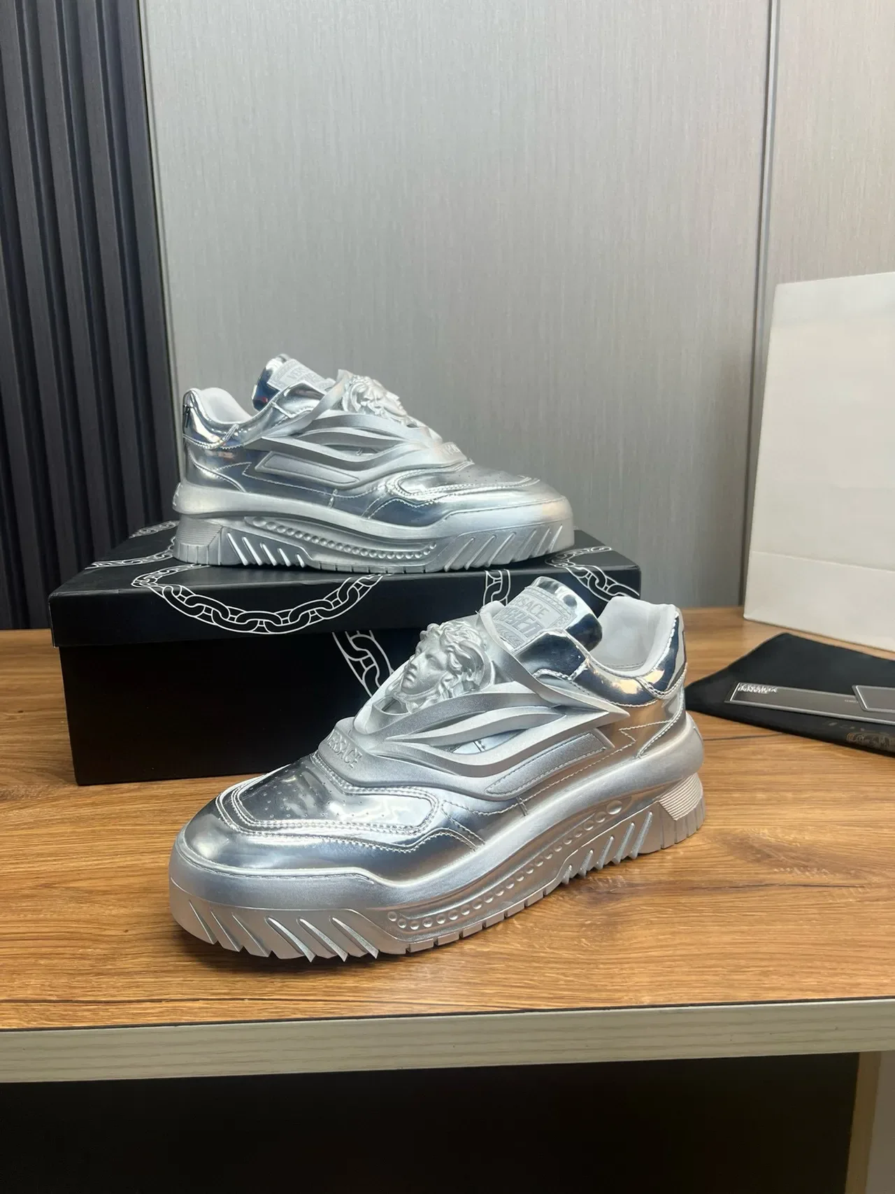 Versace Chain Reaction Prata Metálica Tênis Lifestyle 9