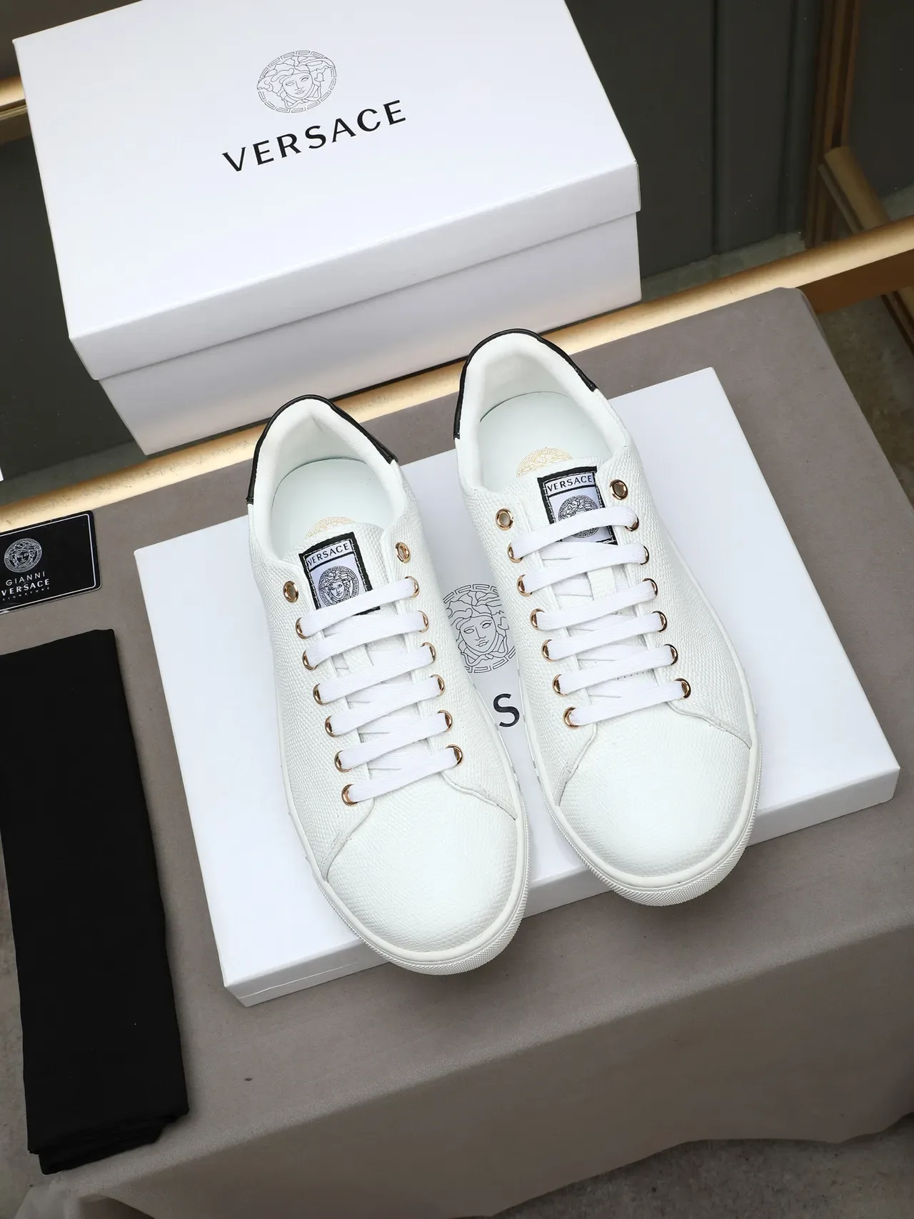 Versace Greca Odissea Chaussures Style de Vie Blanches en Cuir Texturé avec Clé Grecque 2