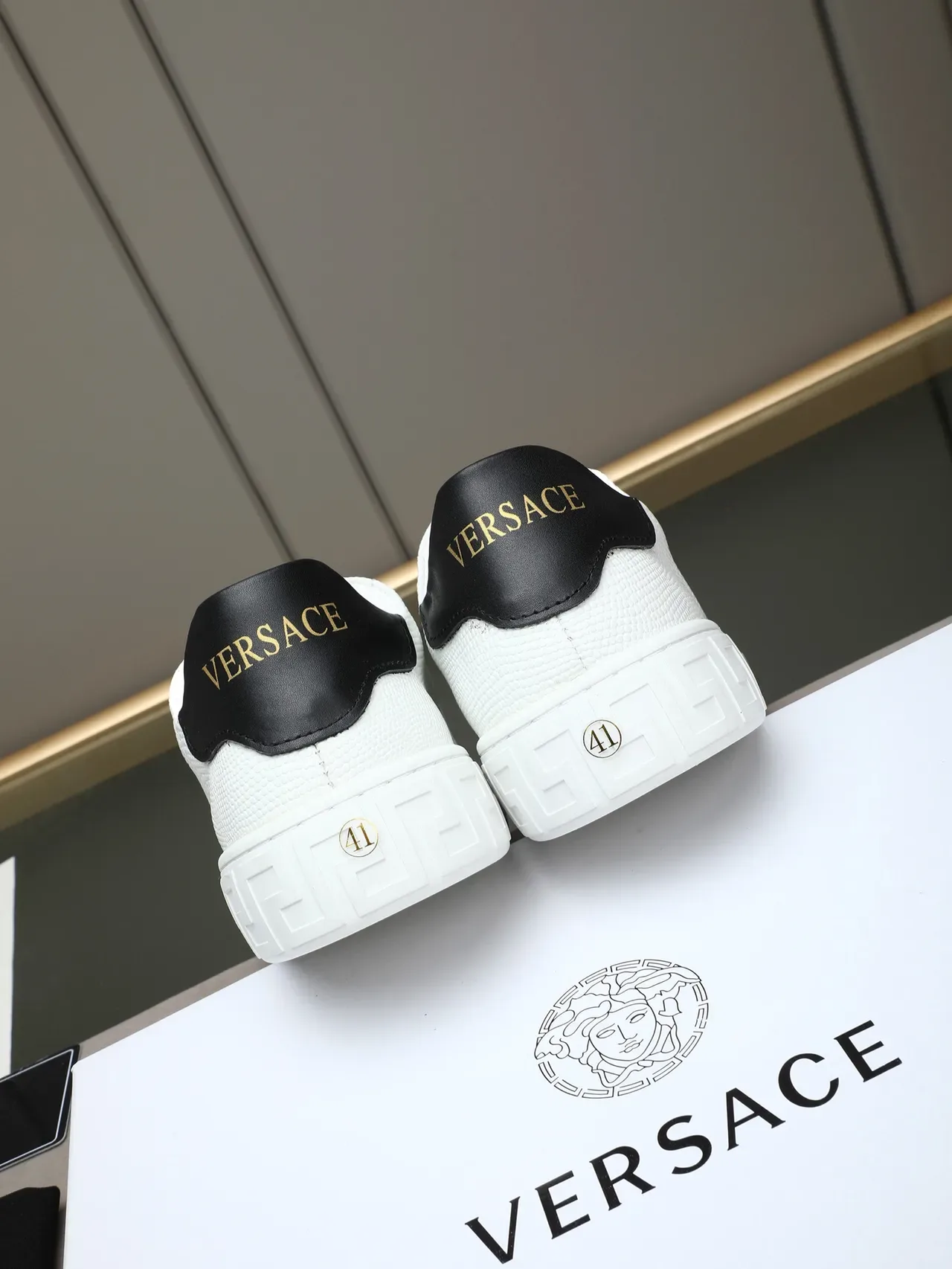 Versace Greca Odissea Chaussures Style de Vie Blanches en Cuir Texturé avec Clé Grecque 3