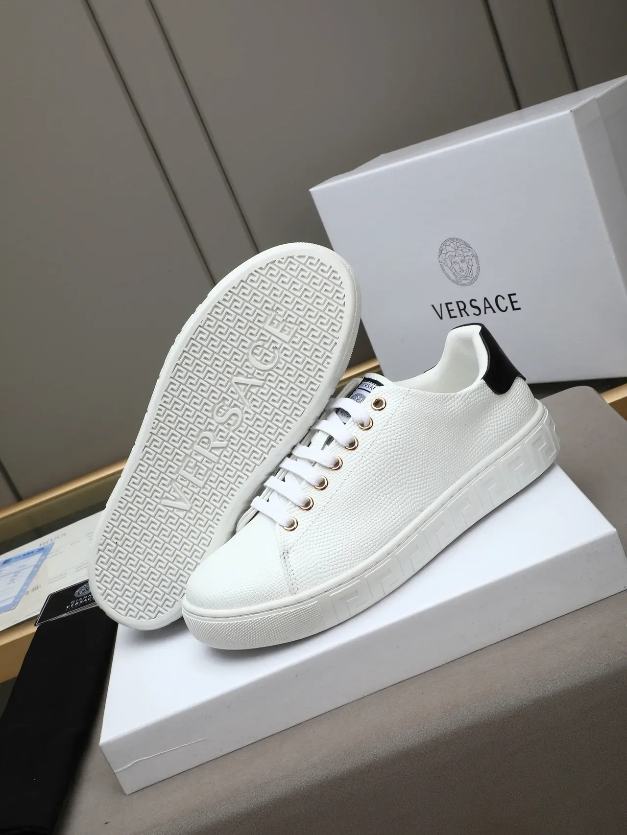 Versace Greca Odissea Chaussures Style de Vie Blanches en Cuir Texturé avec Clé Grecque 4