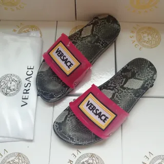 Versace लोगो स्ट्रैप सांप त्वचा प्रिंट गुलाबी स्लिपर्स