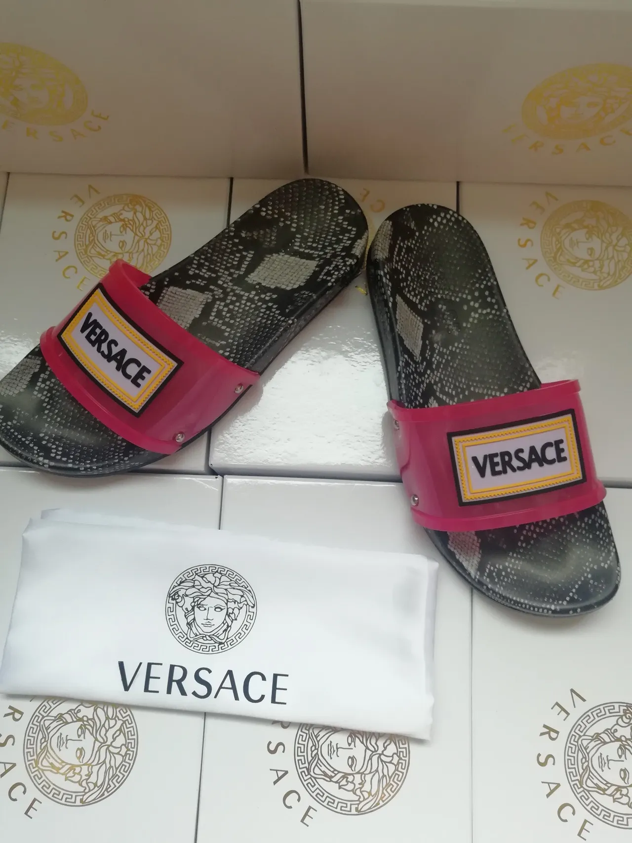 Versace Logo Strap Patrón de Escamas de Serpiente Zapatillas Rosas 2