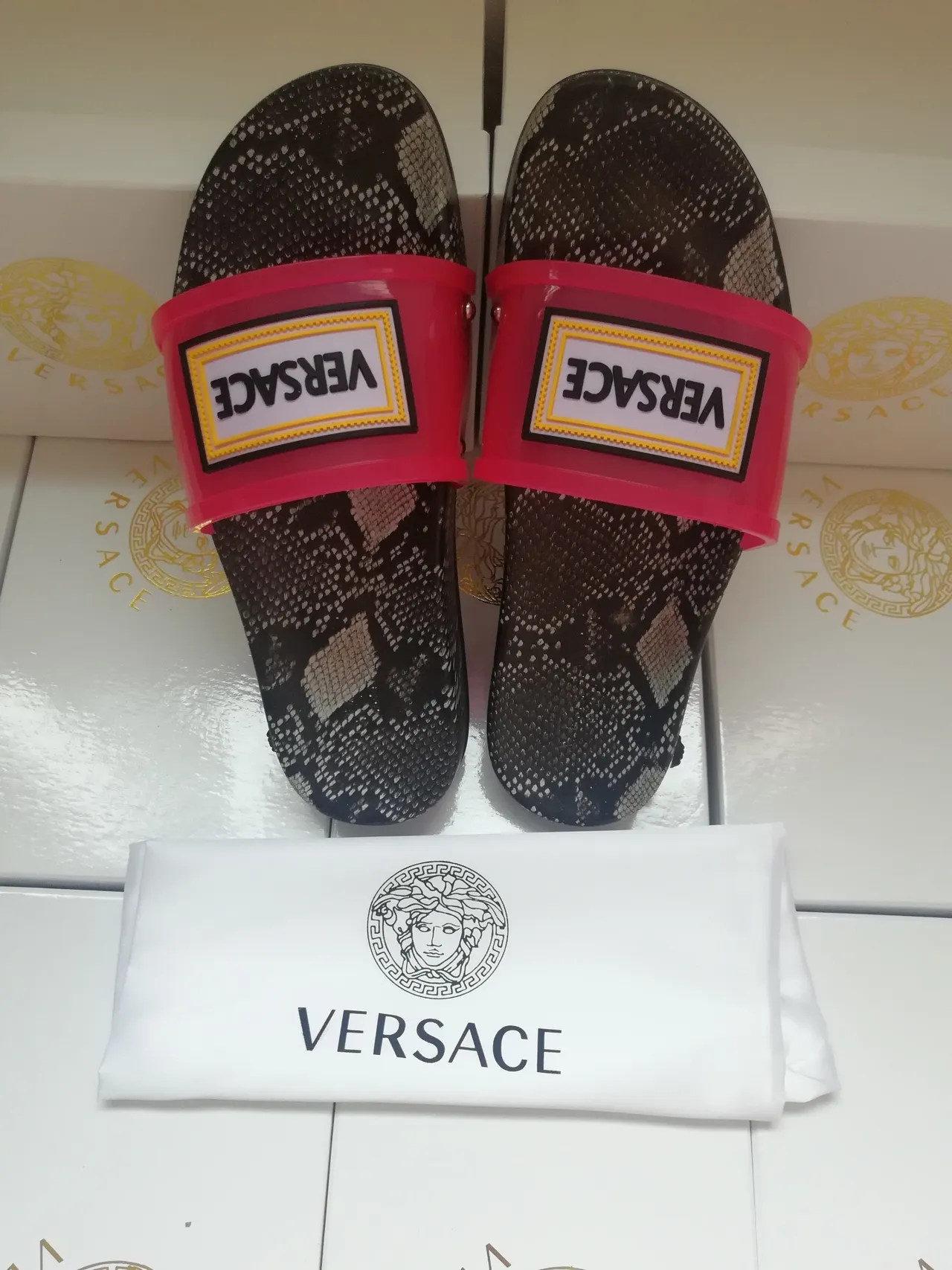Versace Logo Strap Patrón de Escamas de Serpiente Zapatillas Rosas 3