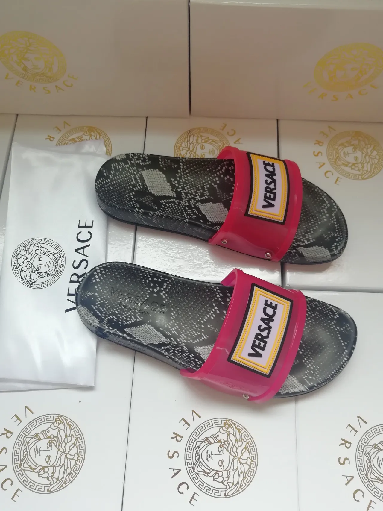 Versace Logo Strap Patrón de Escamas de Serpiente Zapatillas Rosas 4