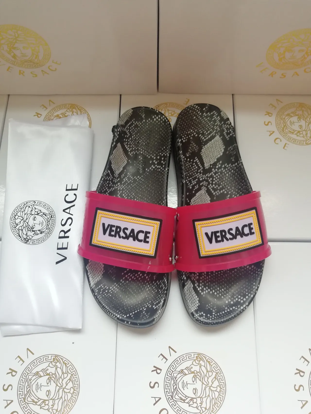 Versace Logo Strap Patrón de Escamas de Serpiente Zapatillas Rosas 5