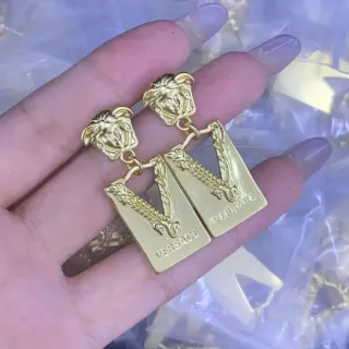 Versace Cabeza de Medusa y Placa Grabada Aretes Dorados en Tono
