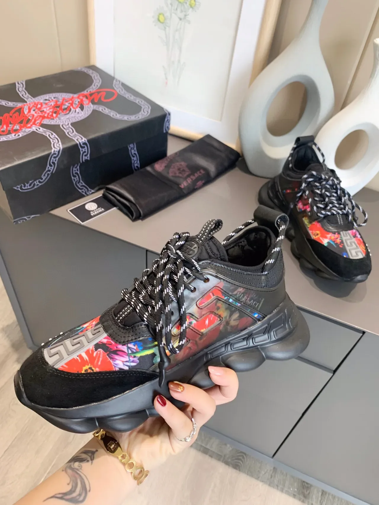 Versace Odissea Tênis Chunky Pretos Sola Multicolor Estampa Floral Superior 5