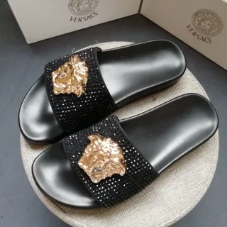Versace Slide काला क्रिस्टल-इम्बेलिश्ड सोने का मेड्यूसा हेड स्लिपर्स