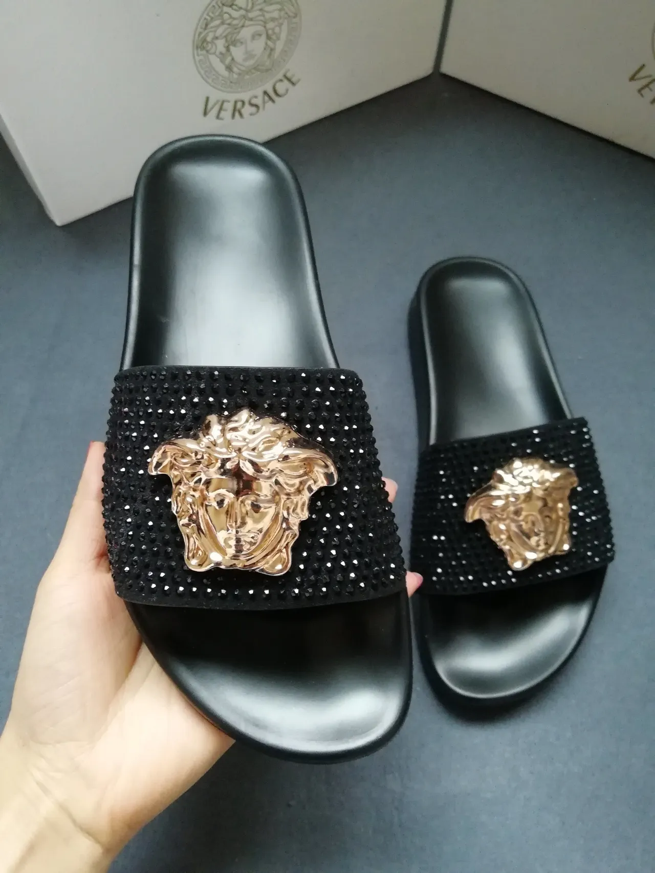 Versace Slide Sandales noires ornées de cristaux embellished tête de Medusa en or 2