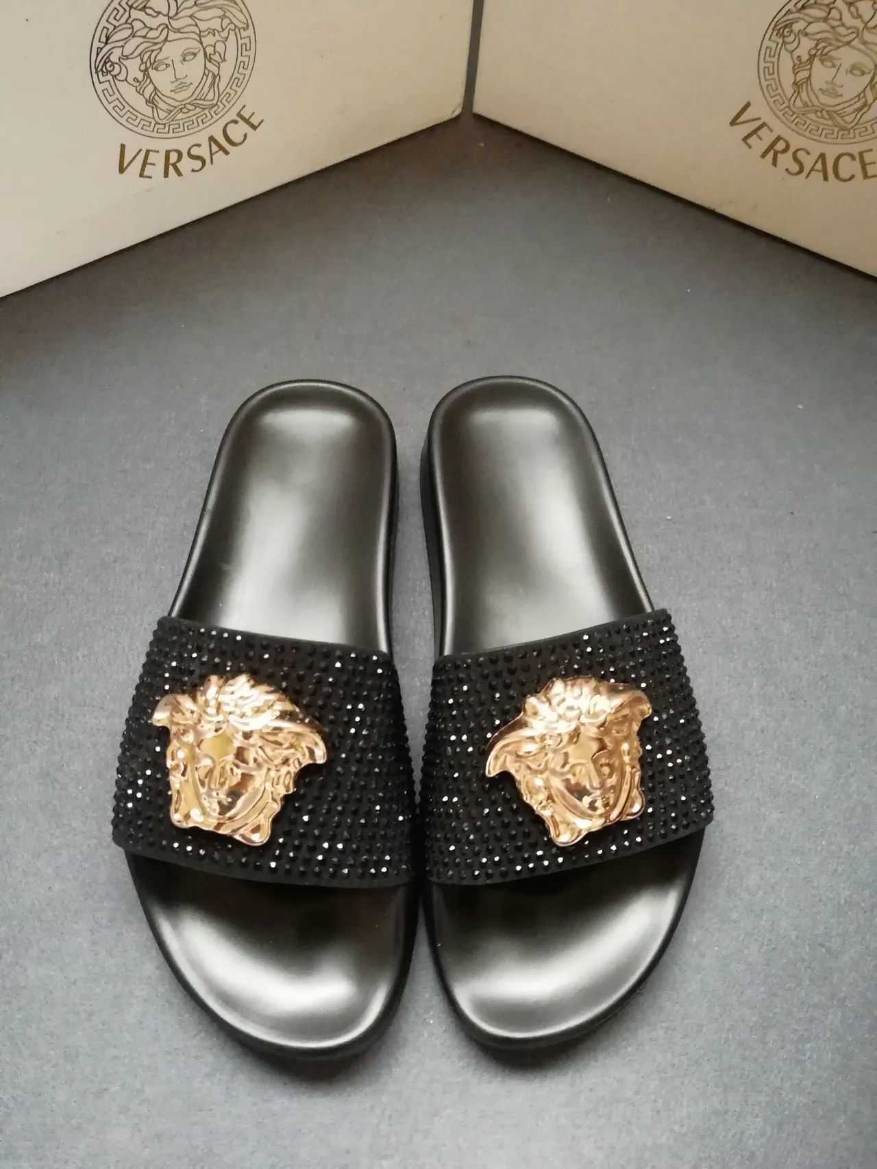 Versace Slide Sandales noires ornées de cristaux embellished tête de Medusa en or 3