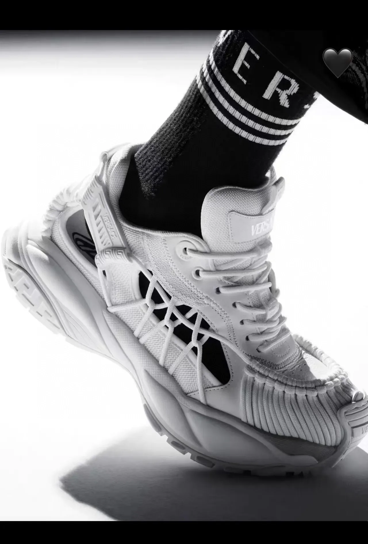 Versace Zapatillas Chunky Blancas y Grises con Suela de Plataforma, Capa de Malla y Superior Sintético 2