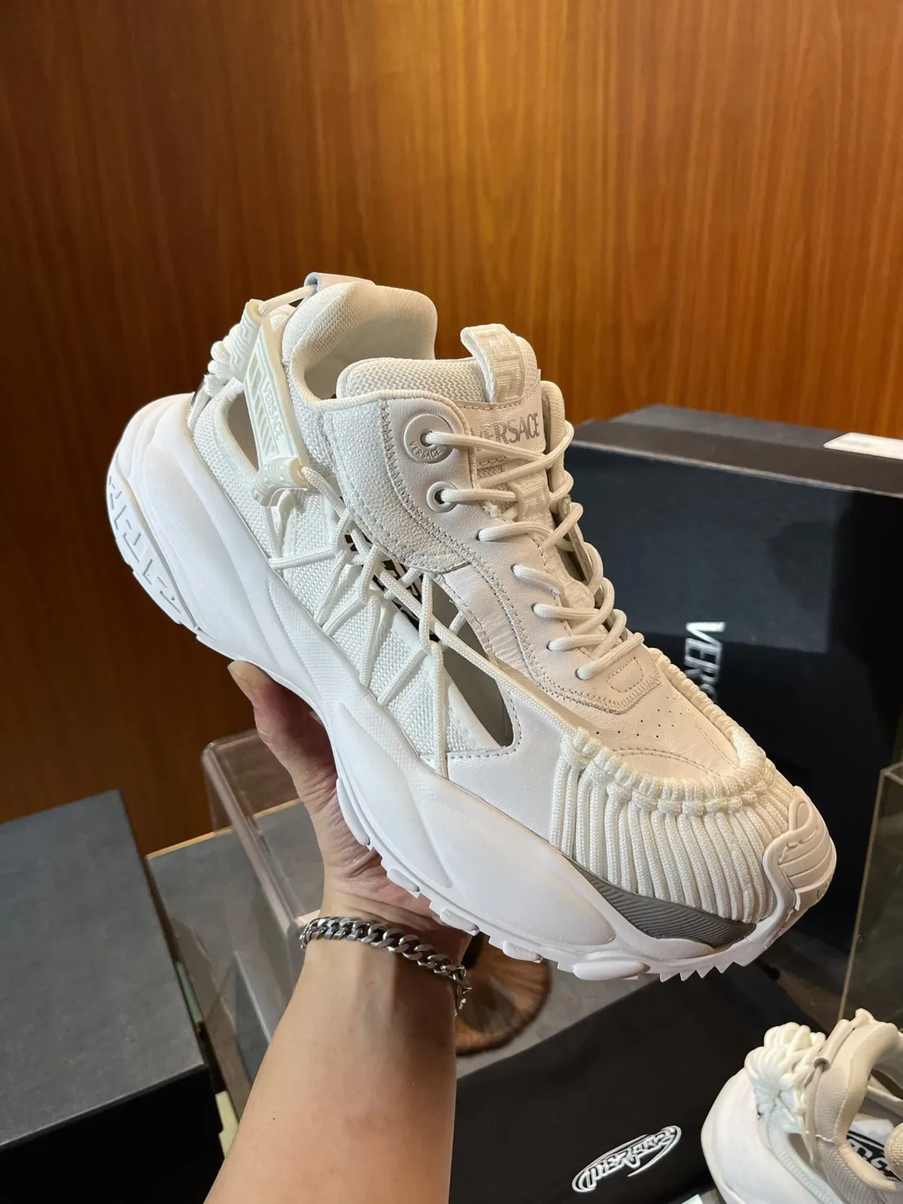 Versace Zapatillas Chunky Blancas y Grises con Suela de Plataforma, Capa de Malla y Superior Sintético 3