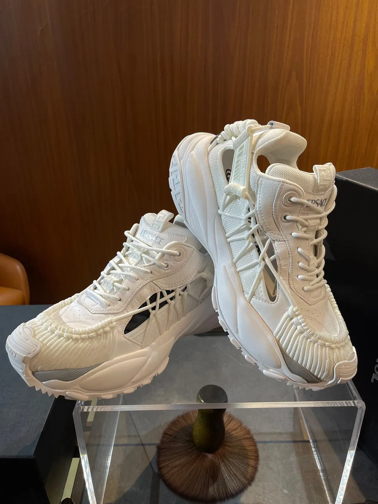 Versace Zapatillas Chunky Blancas y Grises con Suela de Plataforma, Capa de Malla y Superior Sintético 4