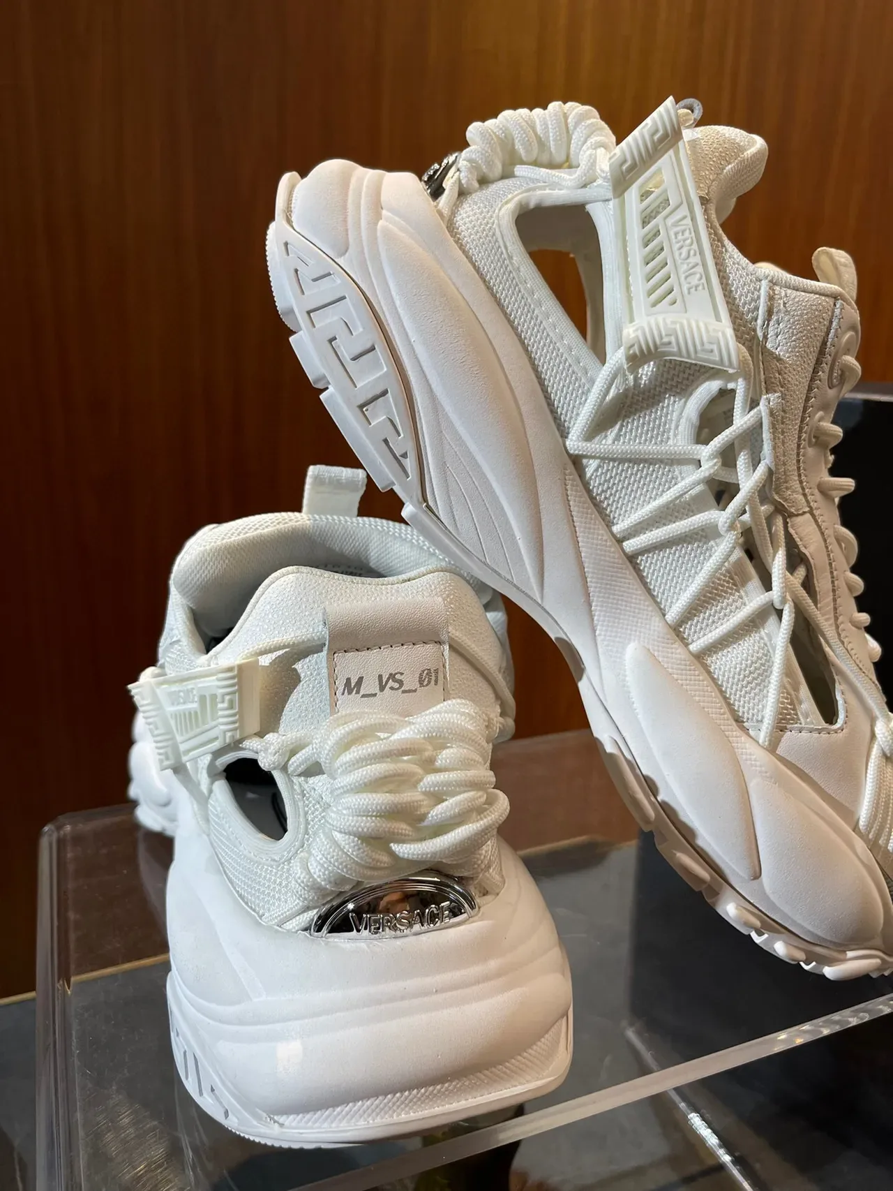 Versace Zapatillas Chunky Blancas y Grises con Suela de Plataforma, Capa de Malla y Superior Sintético 5