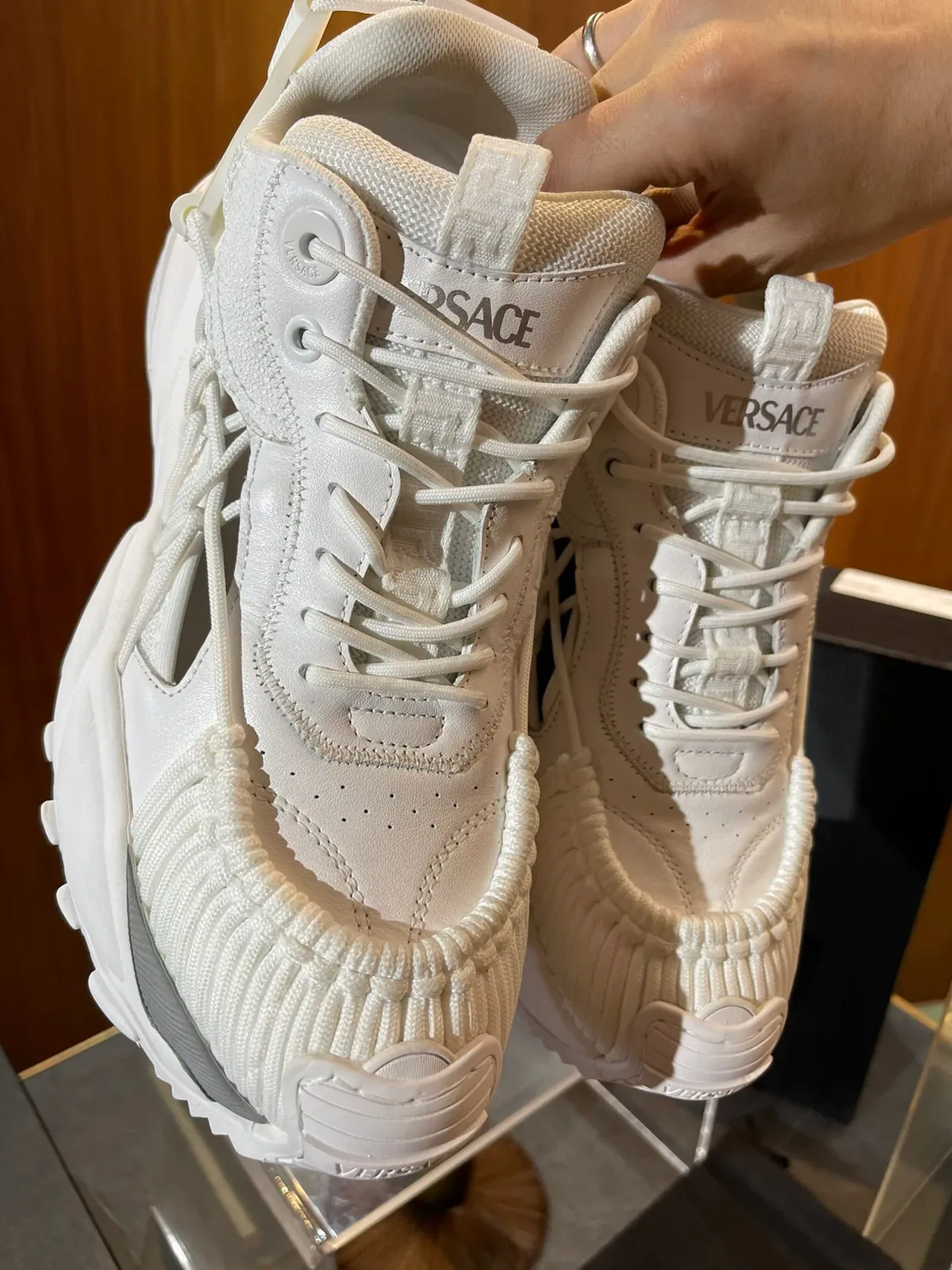 Versace Zapatillas Chunky Blancas y Grises con Suela de Plataforma, Capa de Malla y Superior Sintético 7