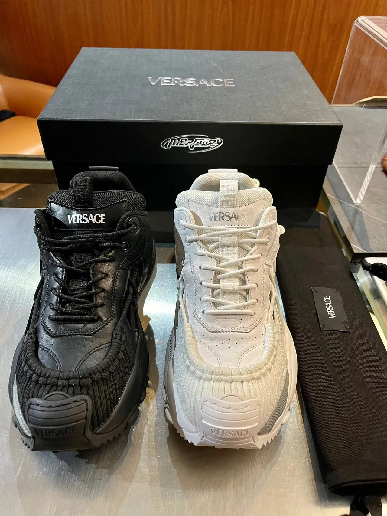 Versace Zapatillas Chunky Blancas y Grises con Suela de Plataforma, Capa de Malla y Superior Sintético 8
