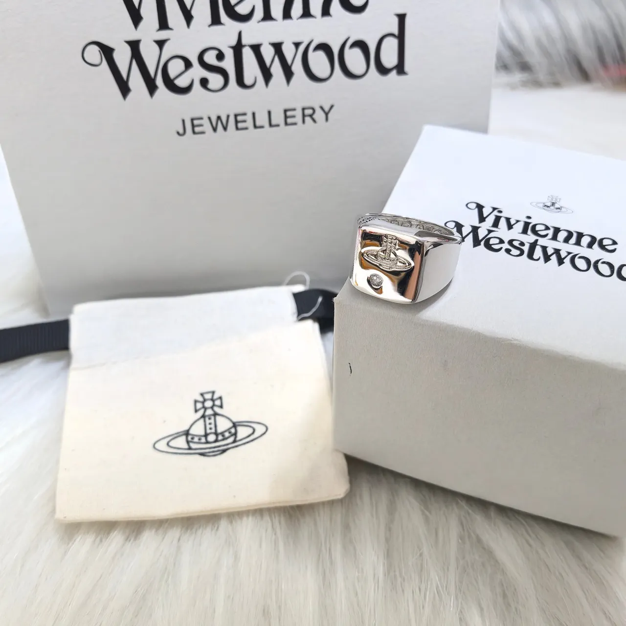 Vivienne Westwood Orb Signet Ring en tons or et argent 2