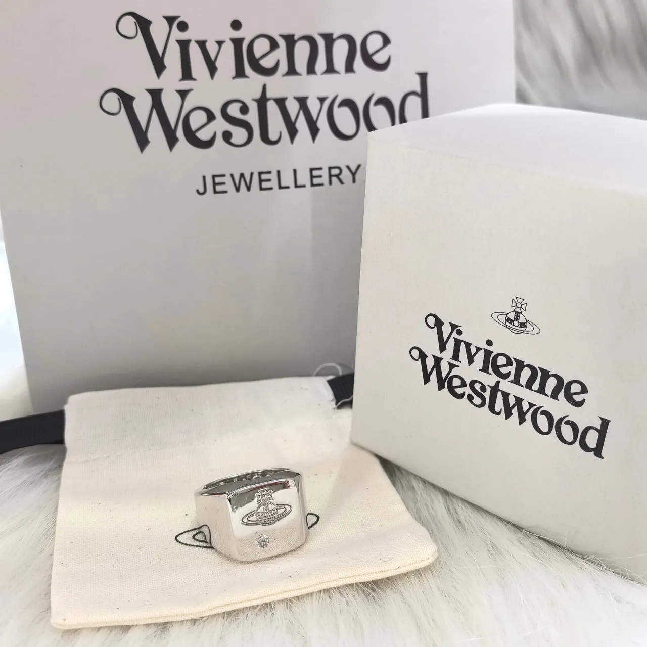 Vivienne Westwood Orb Signet Ring en tons or et argent 4
