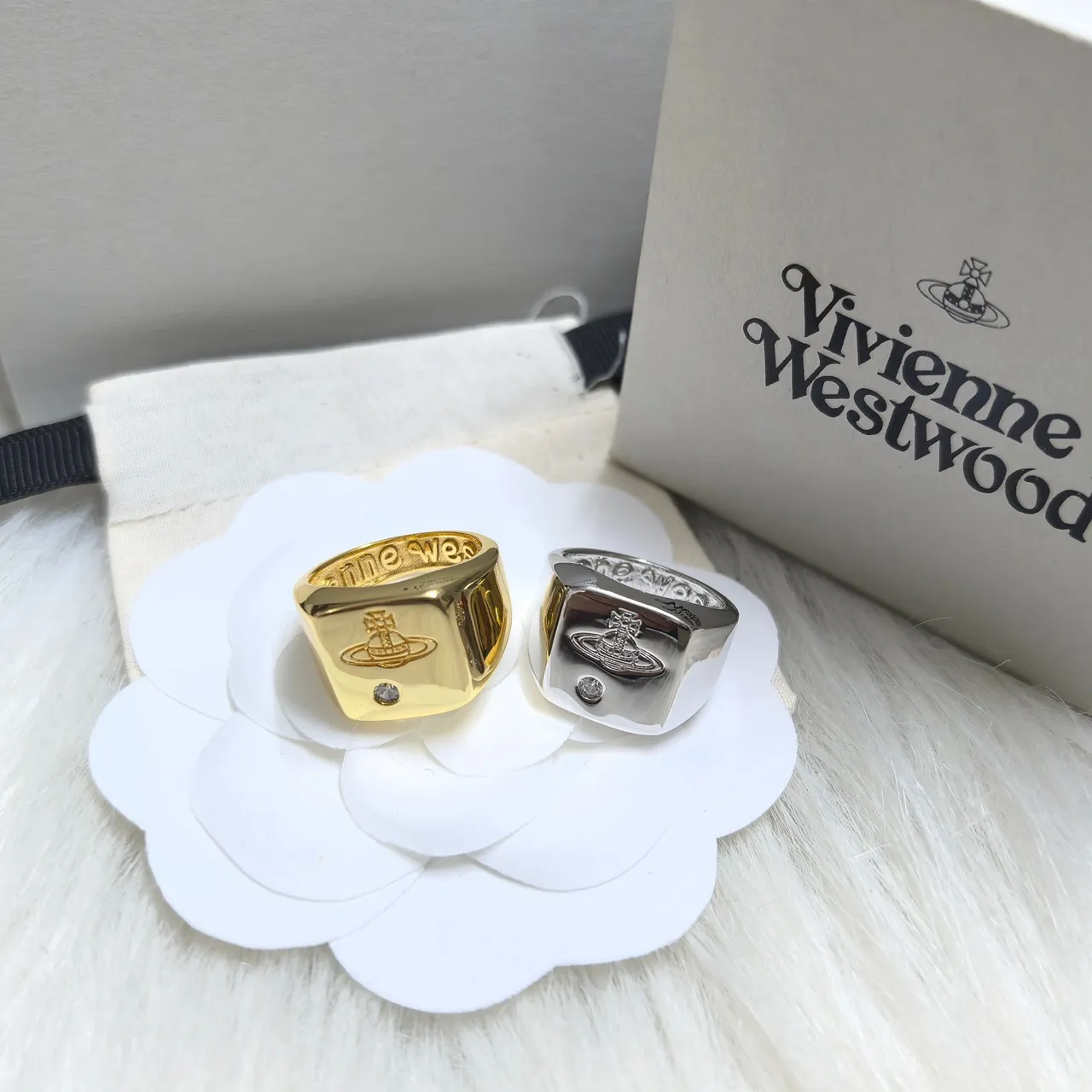 Vivienne Westwood Orb Signet Ring en tons or et argent 8