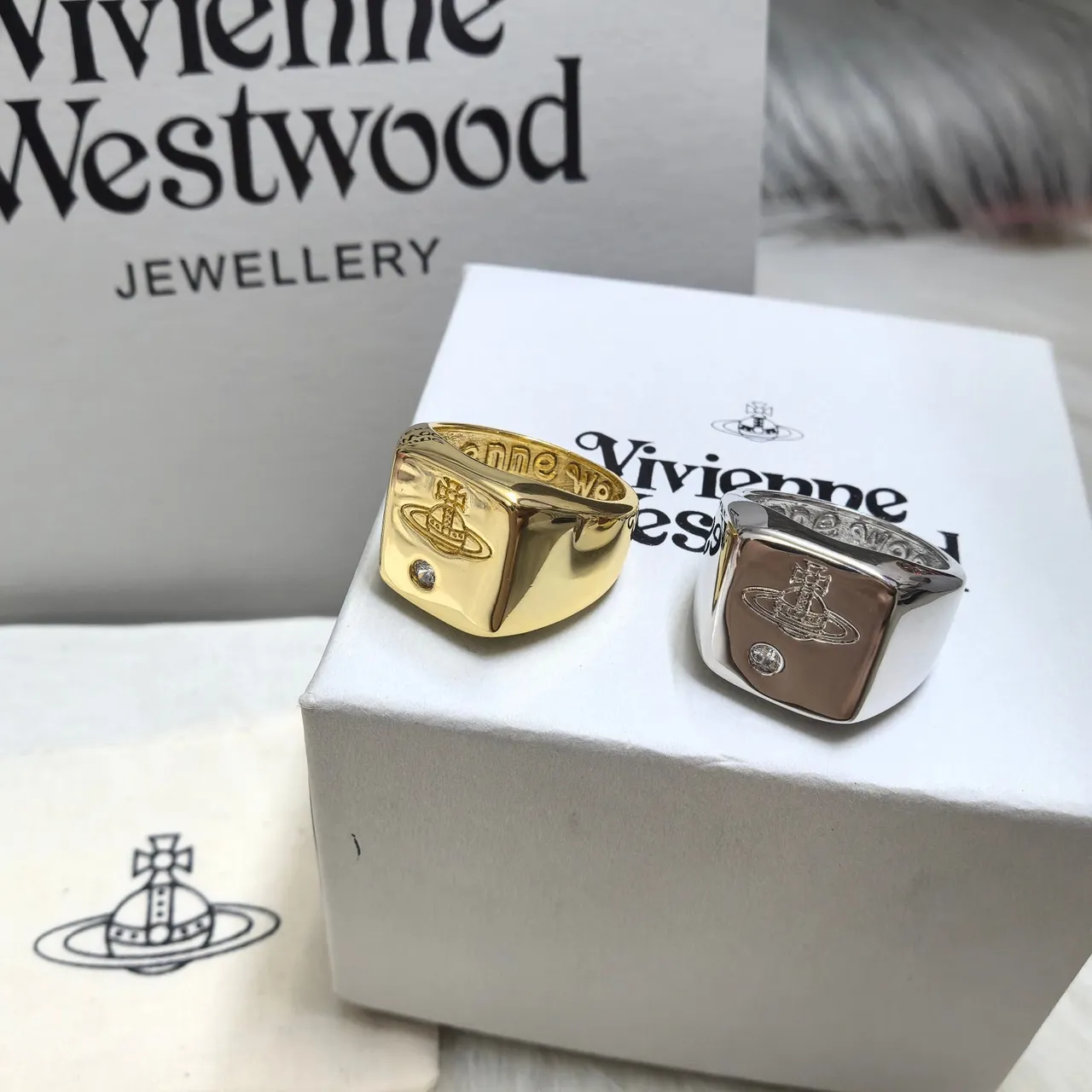 Vivienne Westwood Orb Signet Ring en tons or et argent 9