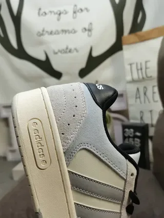 Adidas بيج أبيض أحذية رياضية نمط حياة منخفضة الارتفاع جلد ناعم ونسيج 23