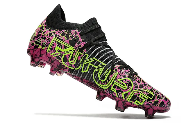 Adidas Chaussures de football noir rose avec overlay de motif de craquelure, accents vert lime néon, surface ferme 20