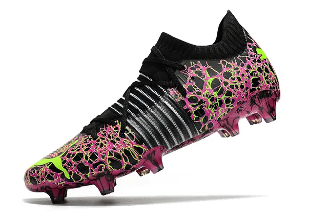 Adidas Chaussures de football noir rose avec overlay de motif de craquelure, accents vert lime néon, surface ferme 21