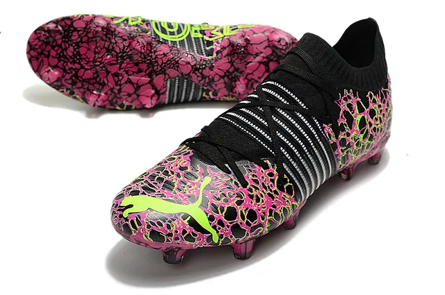Adidas Chaussures de football noir rose avec overlay de motif de craquelure, accents vert lime néon, surface ferme 23