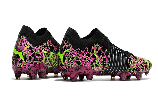 Adidas Chaussures de football noir rose avec overlay de motif de craquelure, accents vert lime néon, surface ferme 24