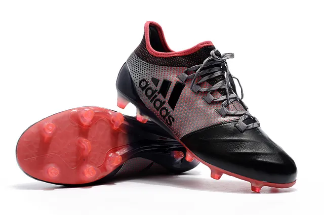 Adidas Noir Rouge Coupe Basse Col de Chaussette Système de Lacets Asymétrique Terrain Ferme Chaussures de Football 19