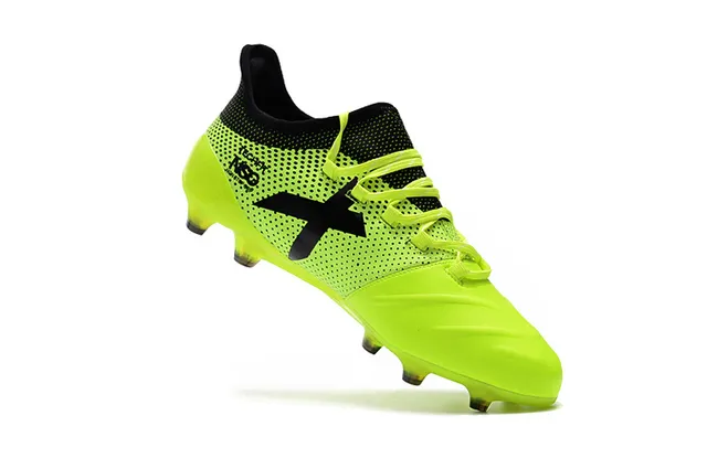 Adidas Noir Rouge Coupe Basse Col de Chaussette Système de Lacets Asymétrique Terrain Ferme Chaussures de Football 23