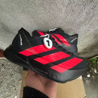 Adidas Chaussures de course à pied avec upper en maille noir rouge overlays bold de trois rayures