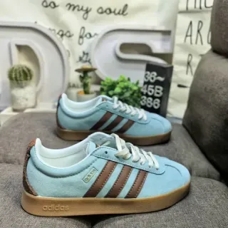Adidas नीला भूरा स्यूड ऊपरी तीन पट्टियों वाला साइड पैनल लाइफस्टाइल स्नीकर्स