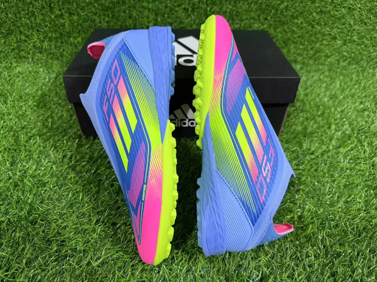 Adidas Chaussures de football pour gazon bleu rose sans lacets haut de chaussette blocage de couleur dégradé 2