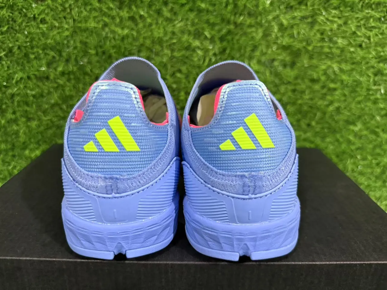 Adidas Chaussures de football pour gazon bleu rose sans lacets haut de chaussette blocage de couleur dégradé 3
