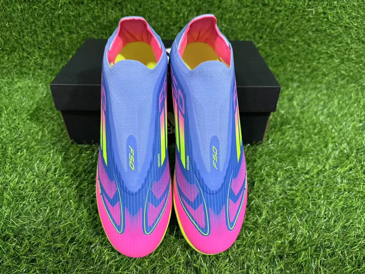 Adidas Chaussures de football pour gazon bleu rose sans lacets haut de chaussette blocage de couleur dégradé 4